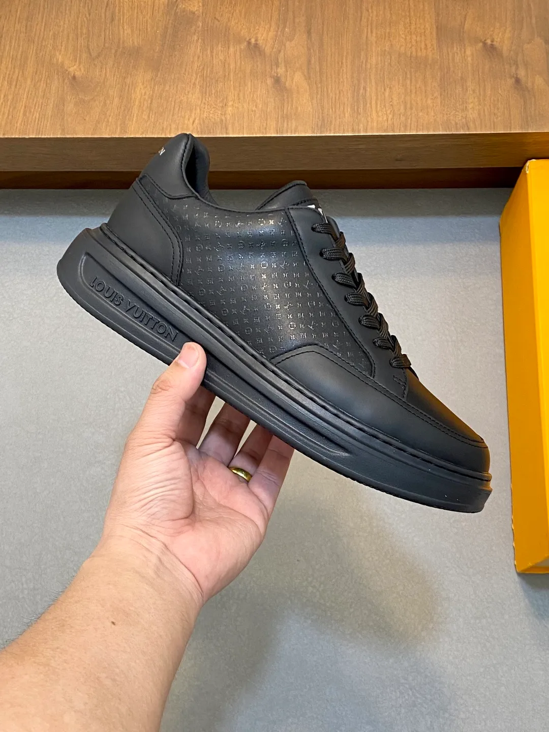 Factory price: 400💰LV🆕 New men's high-end casual sports shoes, using imported first-layer cowhide silk-screened brand lougou, original ultra-light men's shoes 💰u outsole, wear-resistant and comfortable, Monogram lougou embellished rubber outsole, breathable mesh lining, versatile classic style! Size: 38-44 (.45, 46 customized)